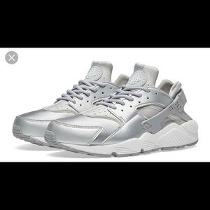 Nike Air Huarache Run SE Metallic Silver Size 9.5